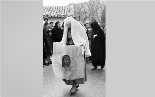 Veronika in der Karfreitagsprozession, Petralia, Sizilien, 1964. © Ferdinando Scianna
