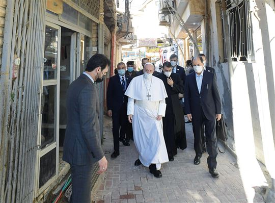 Der Papst geht durch die Gassen von Nadschaf, um den Großayatollah Al-Sistani zu besuchen.© Vatican Media/CPP