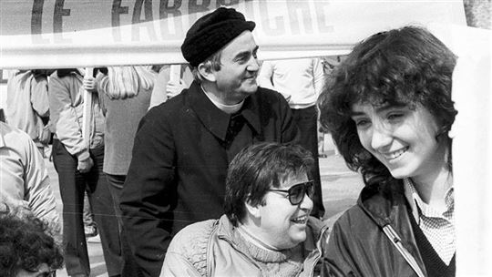 Sandra mit Don Oreste Benzi im Jahr 1979 (Foto: Riccardo Ghinelli)