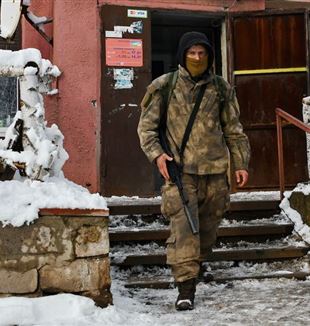 Ein ukrainischer Soldat an der Grenze zur "Volksrepublik Donezk" (Foto Andriy Andriyenko/SIPA-USA/Mondadori Portfolio)