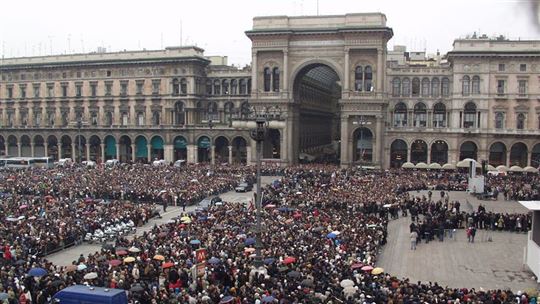 Trauerfeier für Don Giussani. Mailand, Domplatz. Ca. 30 Tausend Menschen nahmen daran teil (Foto Fraternität CL)