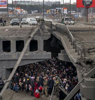 Irpin, 5. März 2022. Einwohner der Stadt warten unter der zerstörten Brücke auf ihre Evakuierung. (©Emilio Morenatti/AP/La Presse)