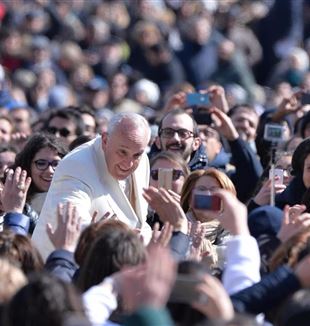 Papst Franziskus bei der Audienz mit CL am 7. März 2015 (©Ansa/Maurizio Brambatti)