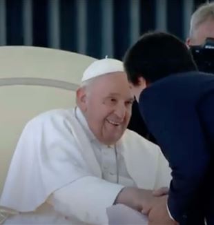Papst Franziskus grüßt Davide Prosperi