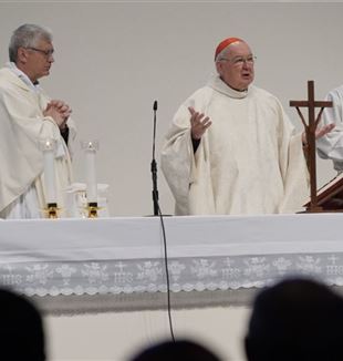 Joseph Farrell zelebriert die Messe bei den Exerzitien der Fraternität von CL. Rimini, 15. April 2023 (Foto Roberto Masi/Fraternità CL)