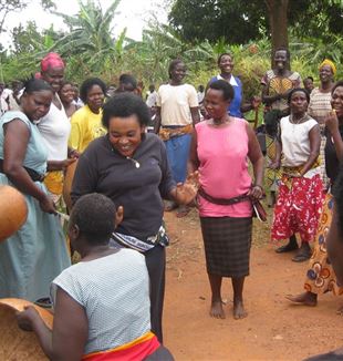 Rose Busingye inmitten der Frauen vom Meeting Point in Kampala, Uganda (Foto Paolo Perego)
