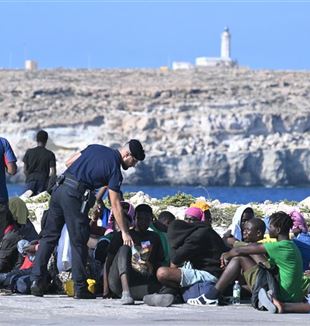 Lampedusa. Migranten, die in andere Aufnahmezentren versetzt werden sollen (Ansa)