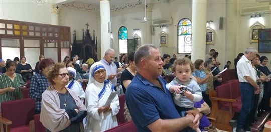 Christen beten während des Konflikts in der Kirche der Heiligen Familie in Gaza 