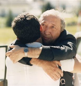Umarmung zwischen Don Giussani und Jesús Carrascosa bei den internationalen Ferien in Corvara im Jahr 1985 (©Federico Brunetti