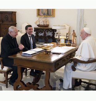 Erzbischof Filippo Santoro und Davide Prosperi mit Papst Franziskus in Privataudienz am 15. Januar 2024 (Vatican Media/Catholic Press Photo)