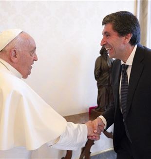 Davide Prosperi begrüsst den Papst nach der Privataudienz (Vatican Media/Chatolic Press Photo)