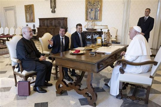 Davide Prosperi in Audienz beim Papst mit Pater Andrea D'Auria und Marco Melato (Vatican Media/Catholic Press Photo)