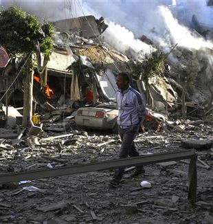 Die Straßen von Beirut nach dem Bombenanschlag (Foto Ansa/Epa/Wael Hamzeh)