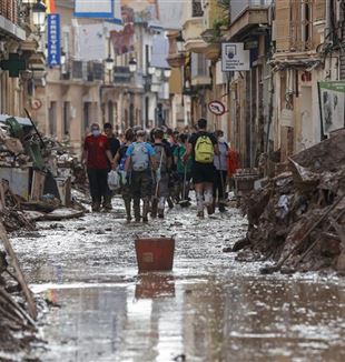 Eine von der Flut betroffene Straße in Valencia. (ANSA/EPA/Emanuel Bruque)