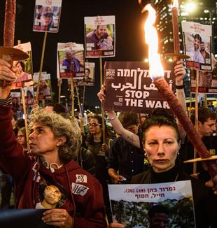 Eine „Waffenstillstands“-Demonstration in Tel Aviv (© Ansa/Matan Golan/SOPA Images via ZUMA Press Wire)