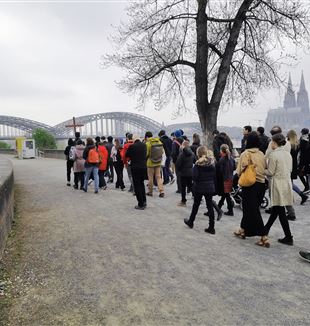 Kreuzweg am Rhein entlang