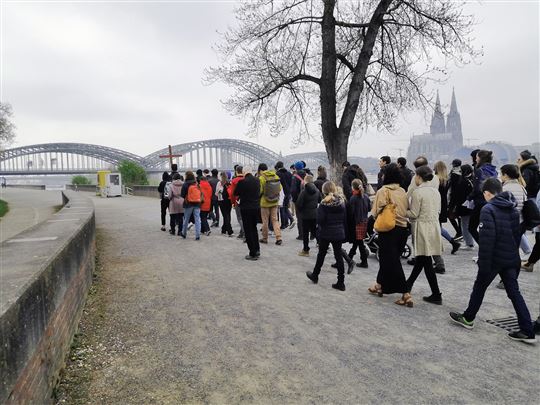 Kreuzweg am Rhein entlang