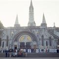 Lourdes, 17. Oktober 1992. Die eucharistische Prozession auf dem Vorplatz der Rosenkranzbasilika  (©Anna Ascione / Fraternität CL)