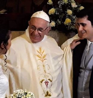 Claudia und Giuseppe mit Papst Franziskus am Tag ihrer Hochzeit.