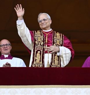 Der neue Papst, Kardinal Robert Francis Prevost, der den Namen Leo XIV. gewählt hat, segnet die Gläubigen im Petersdom, 8. Mai 2025 (©Ansa/Vatican Media)