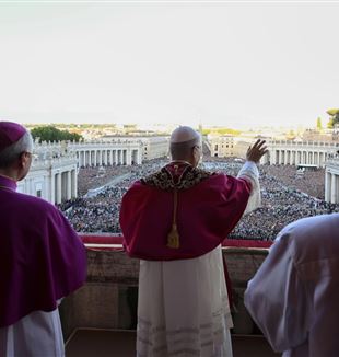 Papst Leo XIV. grüßt die Volksmenge auf dem Petersplatz (©Ansa/Vatican Media)