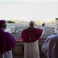 Papst Leo XIV. grüßt die Volksmenge auf dem Petersplatz (©Ansa/Vatican Media)