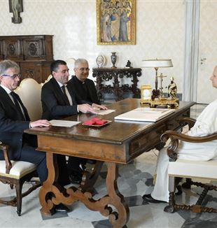 Von links: Alberto Brugnoli, Davide Prosperi und Don Andrea D’Auria bei der privaten Audienz mit Leo XIV. am 12. Januar (©Catholic Press Photo)